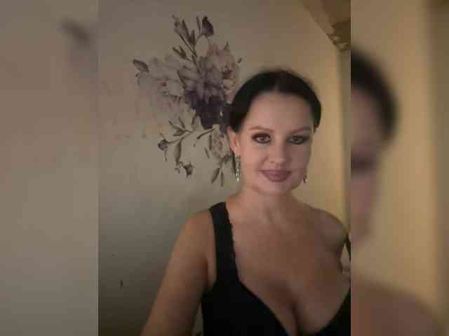 RoyalBreasts webcam