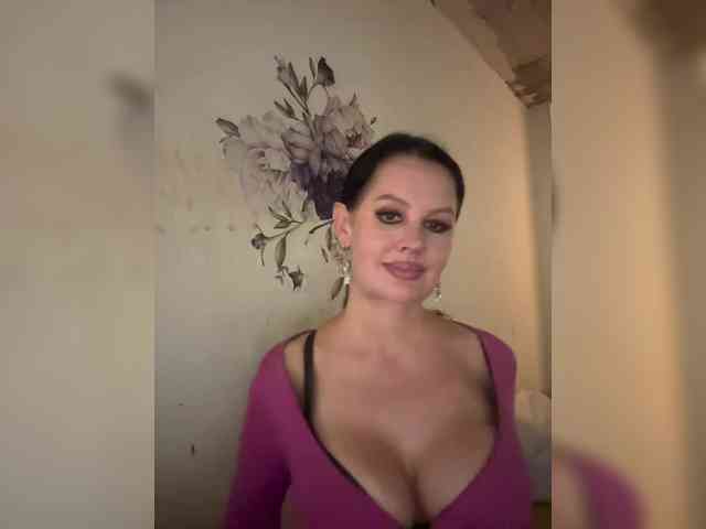 RoyalBreasts webcam