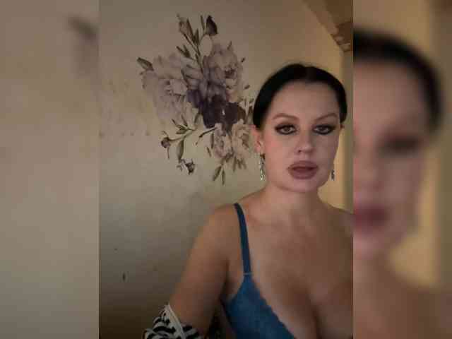 RoyalBreasts webcam