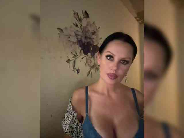 RoyalBreasts webcam