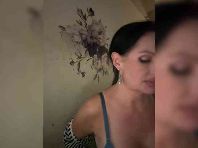 RoyalBreasts webcam