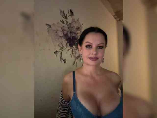 RoyalBreasts webcam