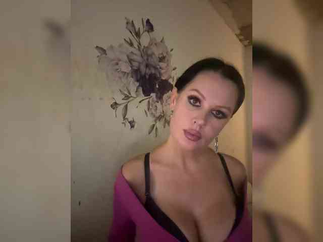 RoyalBreasts webcam