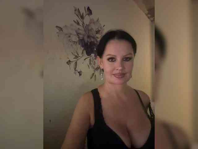RoyalBreasts webcam
