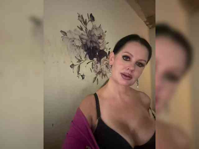 RoyalBreasts webcam