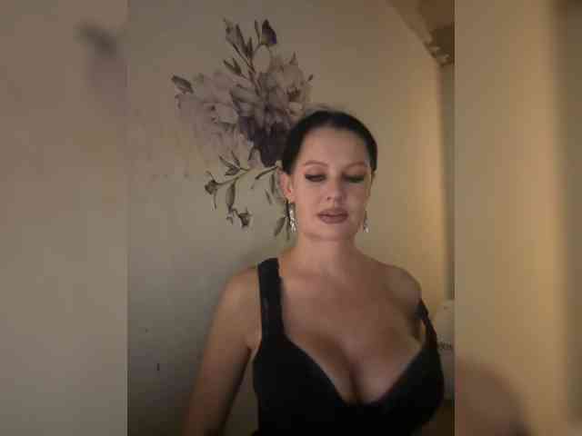 RoyalBreasts webcam