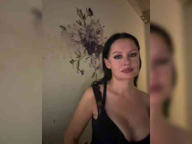RoyalBreasts webcam