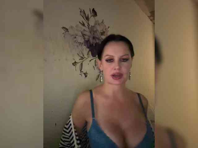 RoyalBreasts webcam