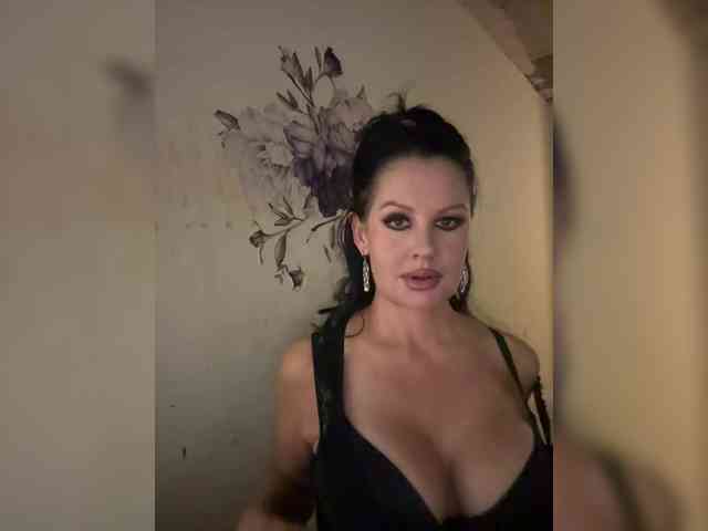 RoyalBreasts webcam