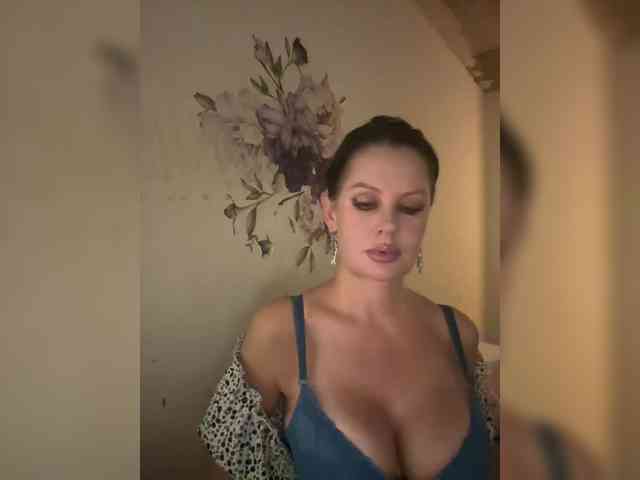 RoyalBreasts webcam