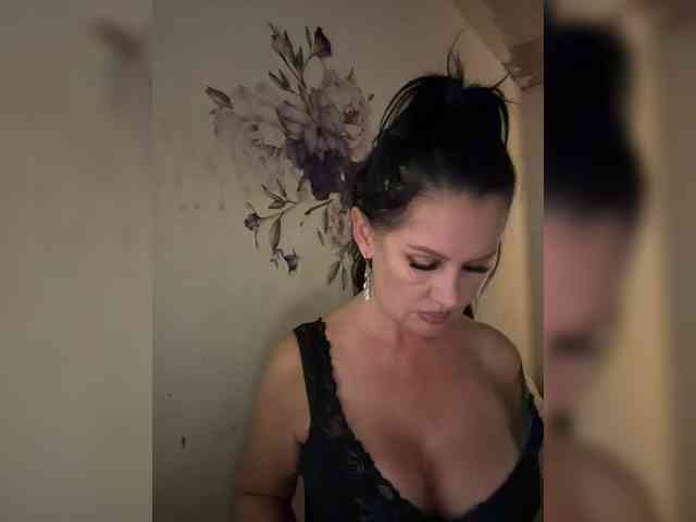 RoyalBreasts webcam