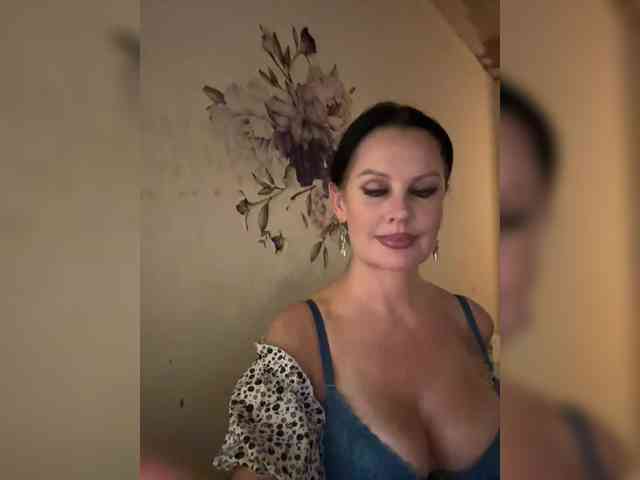 RoyalBreasts webcam