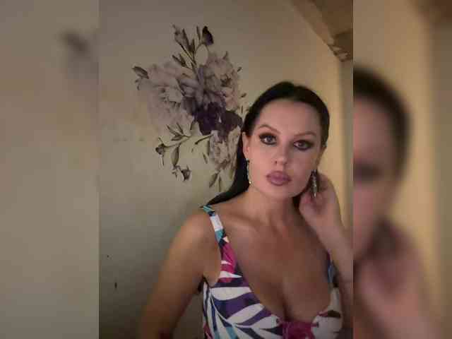 RoyalBreasts webcam