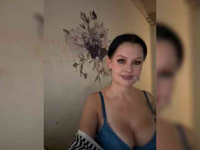 RoyalBreasts webcam