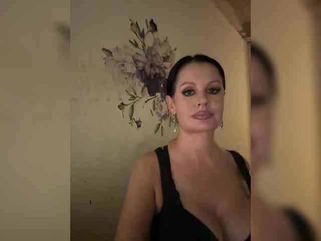 RoyalBreasts webcam