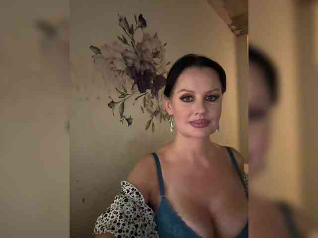 RoyalBreasts webcam