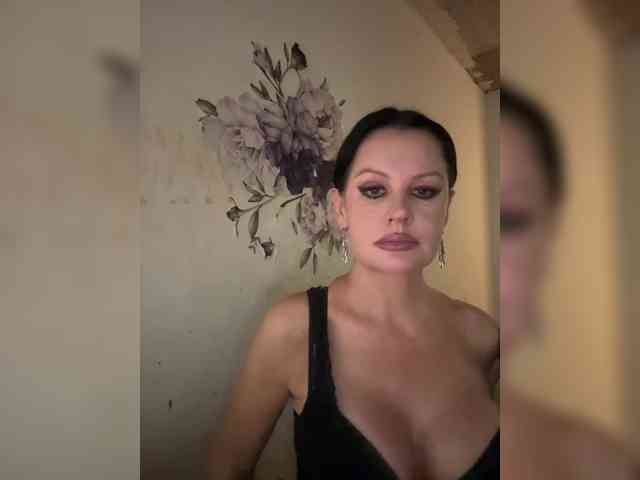 RoyalBreasts webcam
