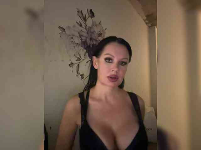 RoyalBreasts webcam