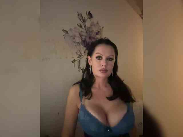 RoyalBreasts webcam