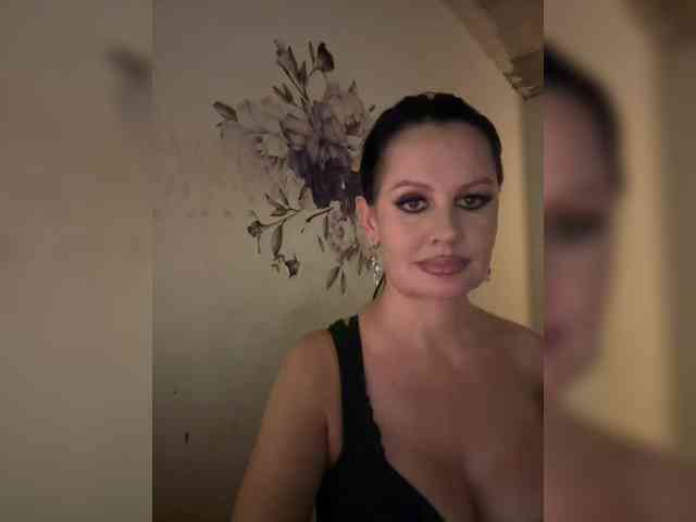 RoyalBreasts webcam
