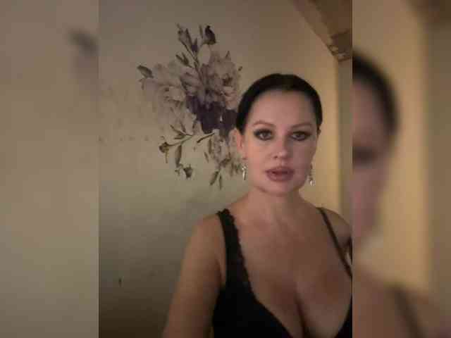 RoyalBreasts webcam