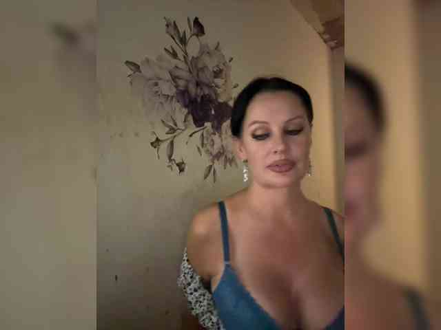 RoyalBreasts webcam