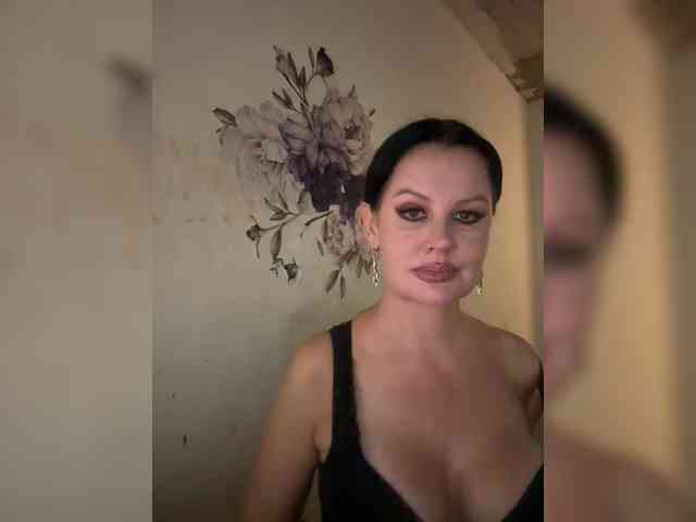 RoyalBreasts webcam