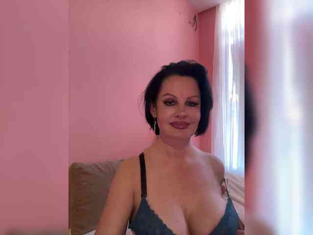 RoyalBreasts webcam