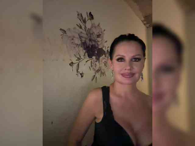 RoyalBreasts webcam