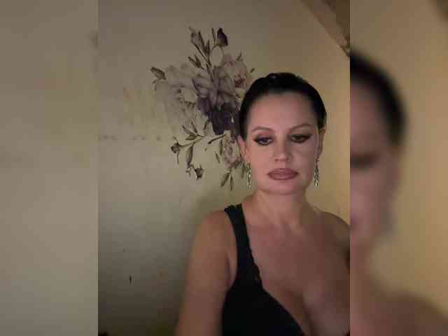RoyalBreasts webcam