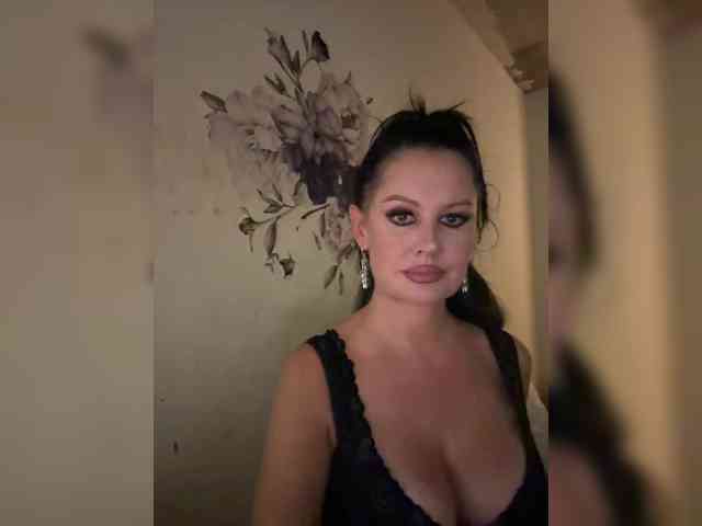 RoyalBreasts webcam