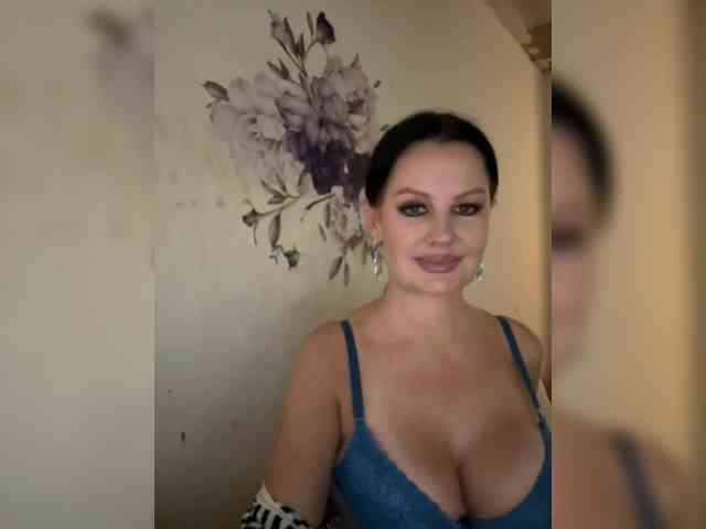 RoyalBreasts webcam