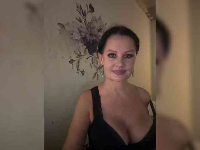 RoyalBreasts webcam