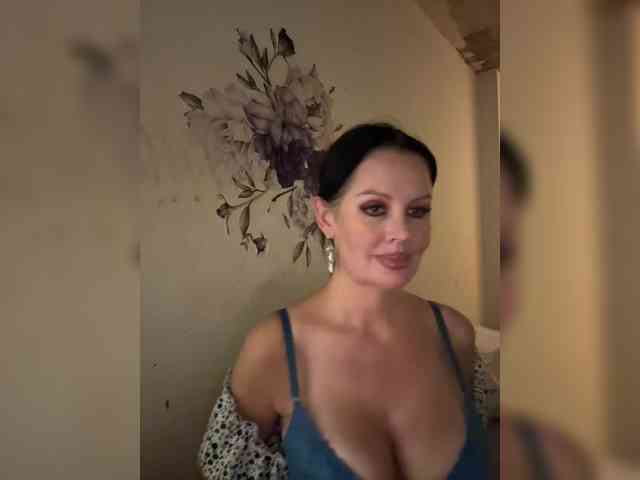 RoyalBreasts webcam