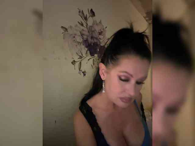 RoyalBreasts webcam