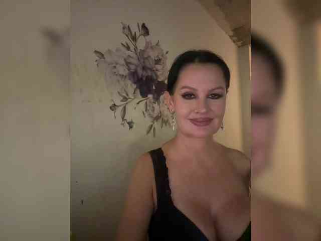 RoyalBreasts webcam