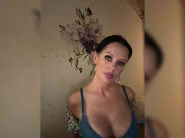 RoyalBreasts webcam