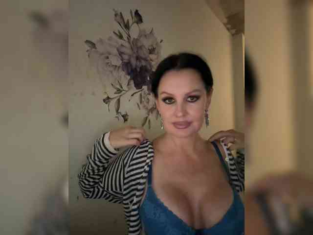 RoyalBreasts webcam