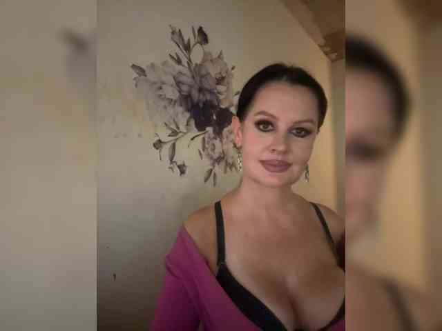 RoyalBreasts webcam