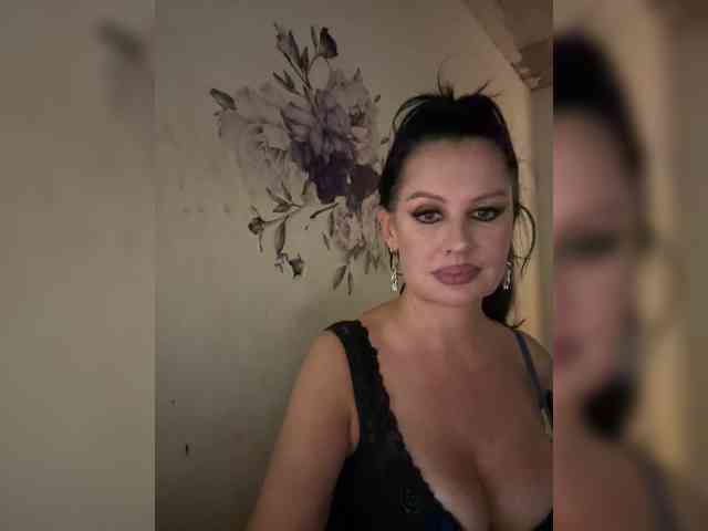 RoyalBreasts webcam