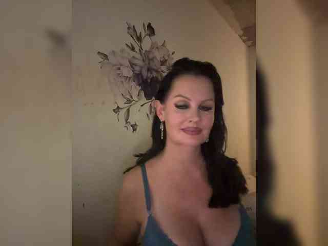 RoyalBreasts webcam