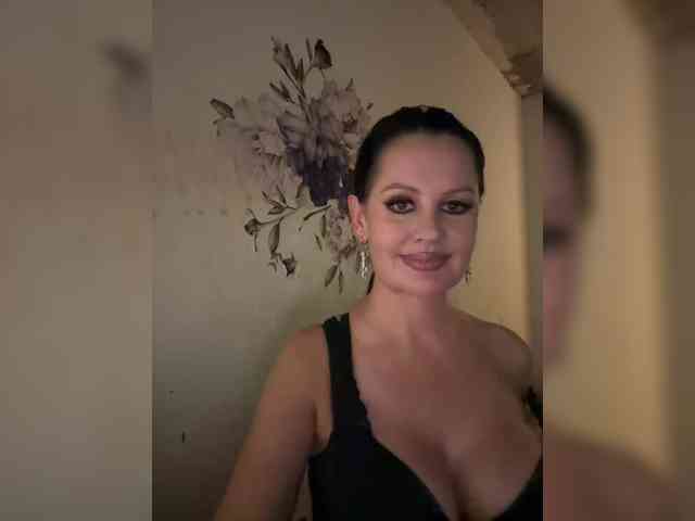 RoyalBreasts webcam