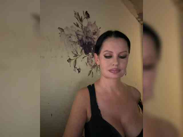 RoyalBreasts webcam