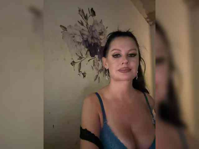 RoyalBreasts webcam