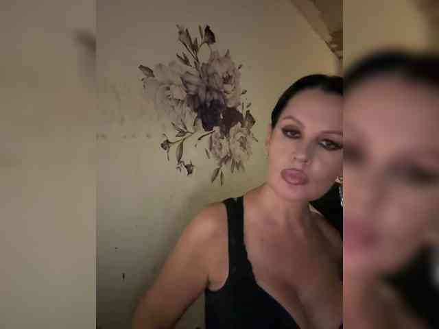 RoyalBreasts webcam