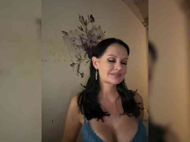 RoyalBreasts webcam