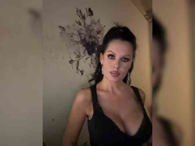 RoyalBreasts webcam