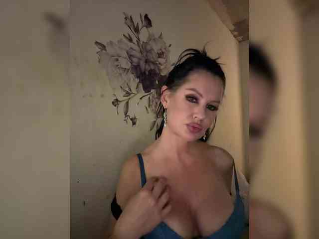 RoyalBreasts webcam
