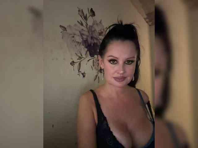 RoyalBreasts webcam