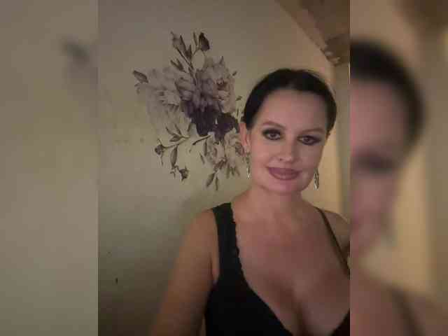 RoyalBreasts webcam
